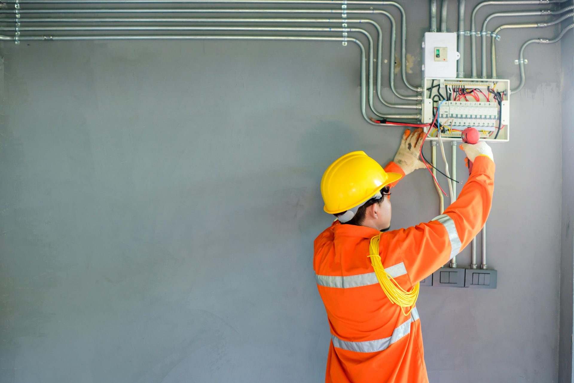 Electricista instalando un cuadro eléctrico