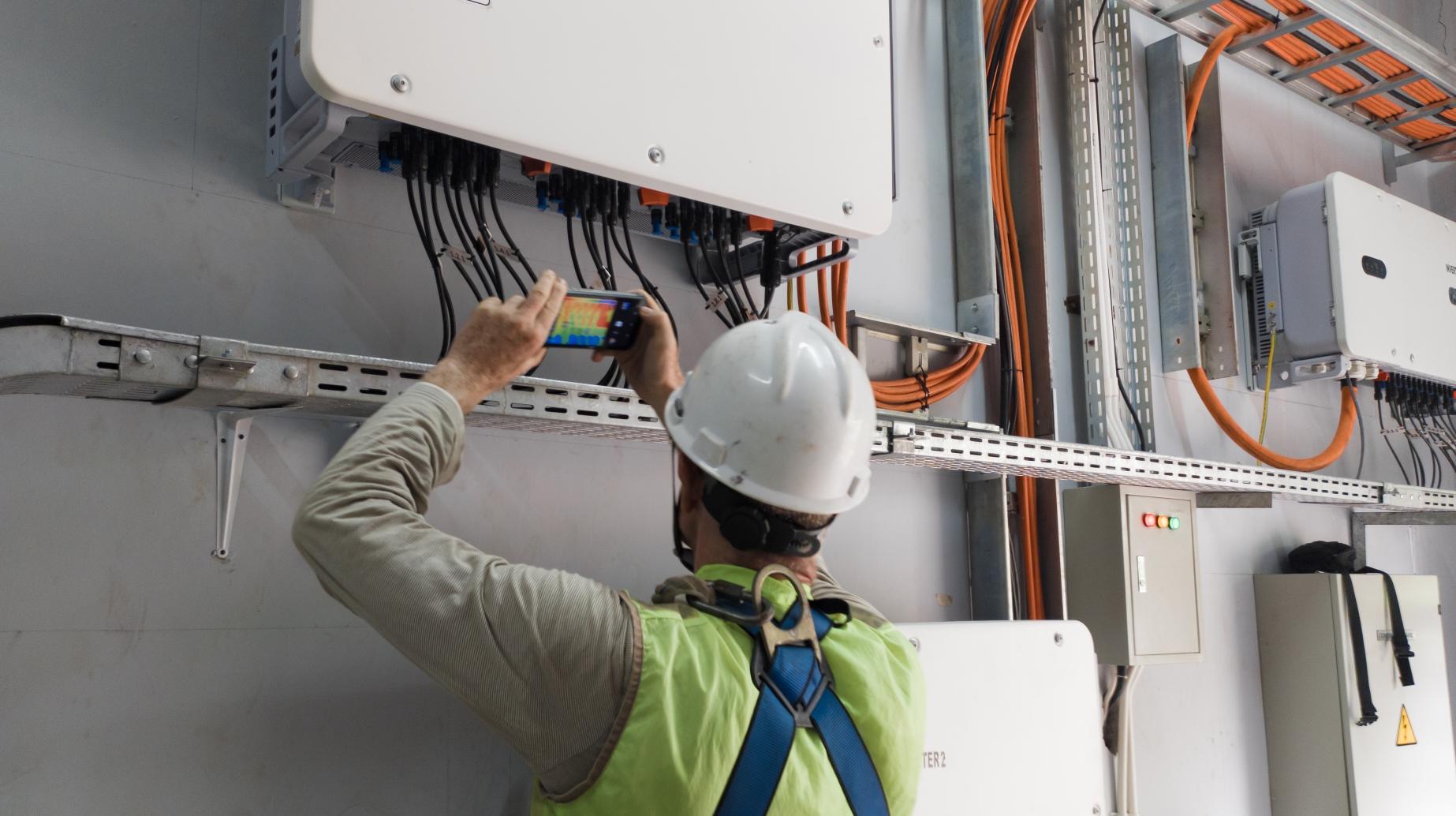 Técnico fotografía el interior de una unidad de aire acondicionado
